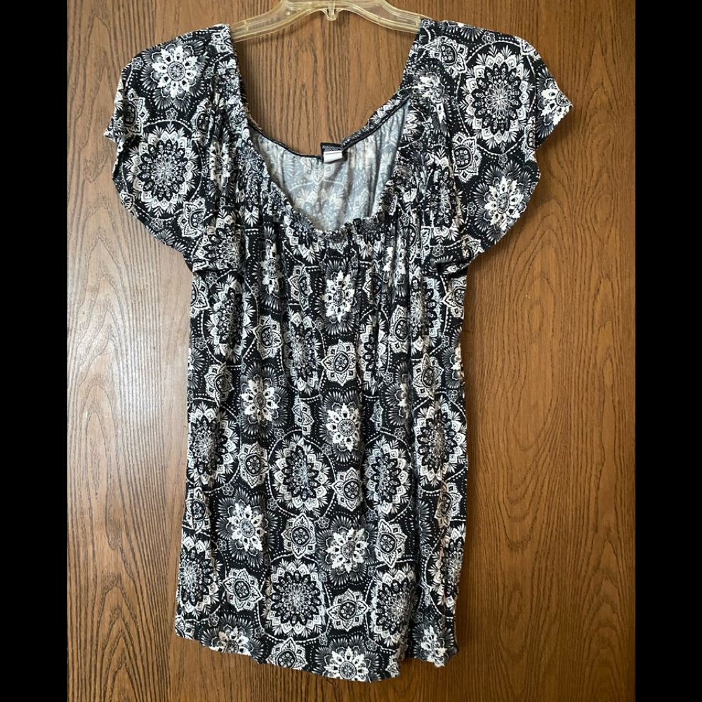 Torrid black/white floral shirt